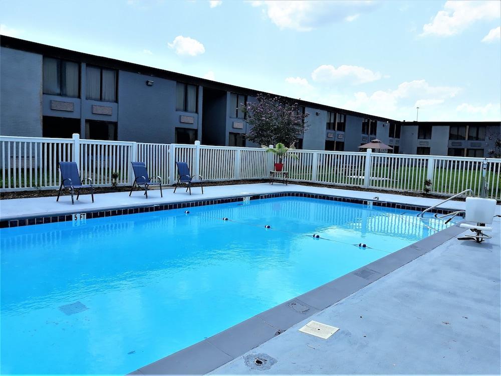 Madison Inn and Suites - Outdoor Pool