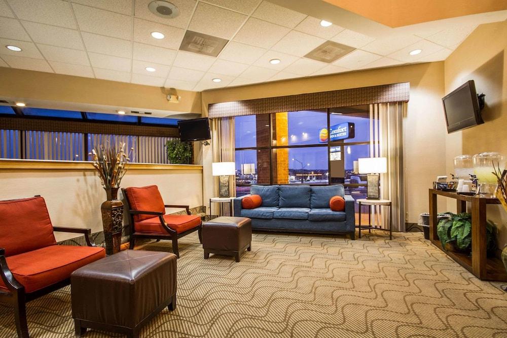 Comfort Inn & Suites Madison - Airport - Lobby