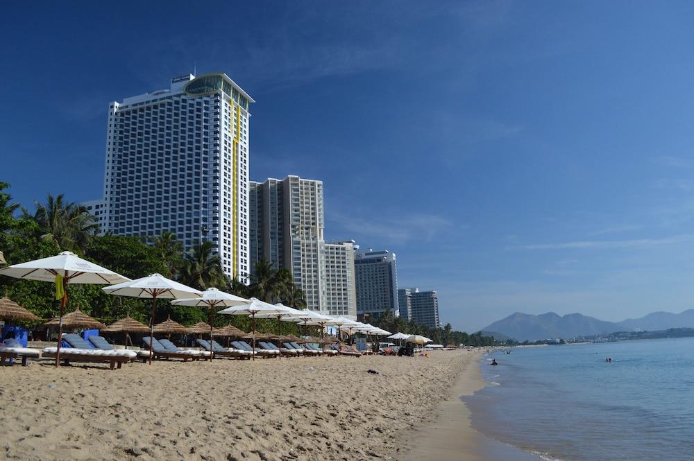 Nam Phuong Hotel - Beach