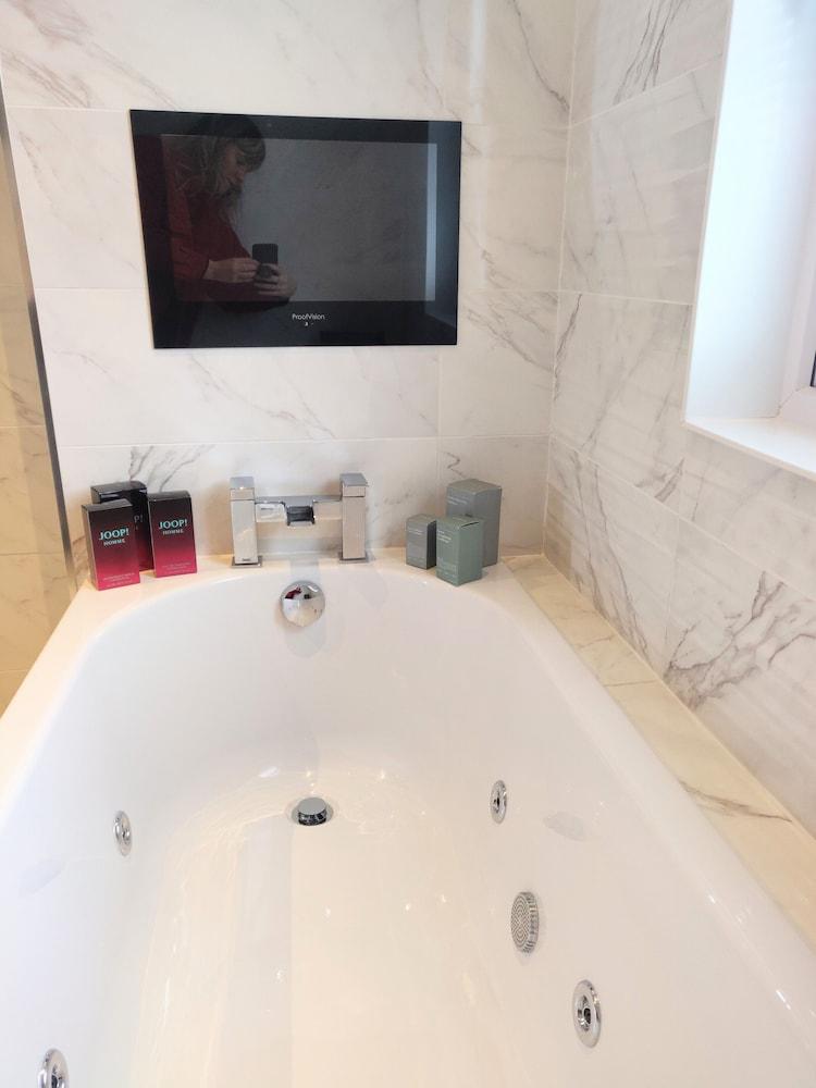 Chartwell Lodge With Hot Tub 45 at Stewarts Resort - Bathroom