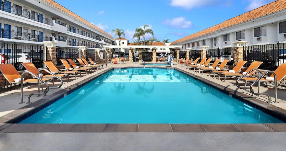 Tropicana Inn and Suites - Outdoor Pool