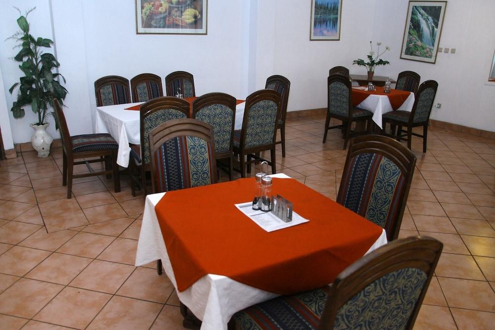 Plaza Hotel - Restaurant