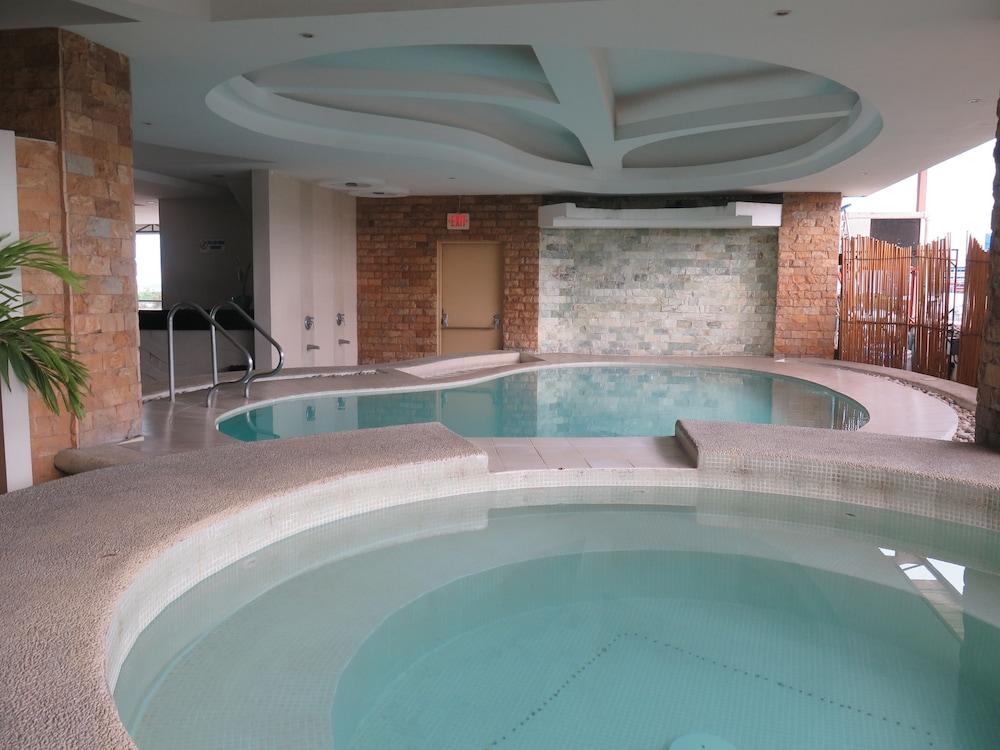 The Pinnacle Hotel and Suites - Indoor Pool