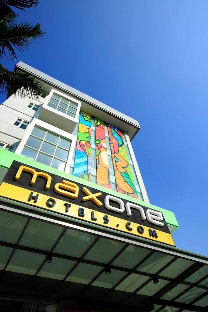 Maxone Hotels at Malang - Interior Entrance