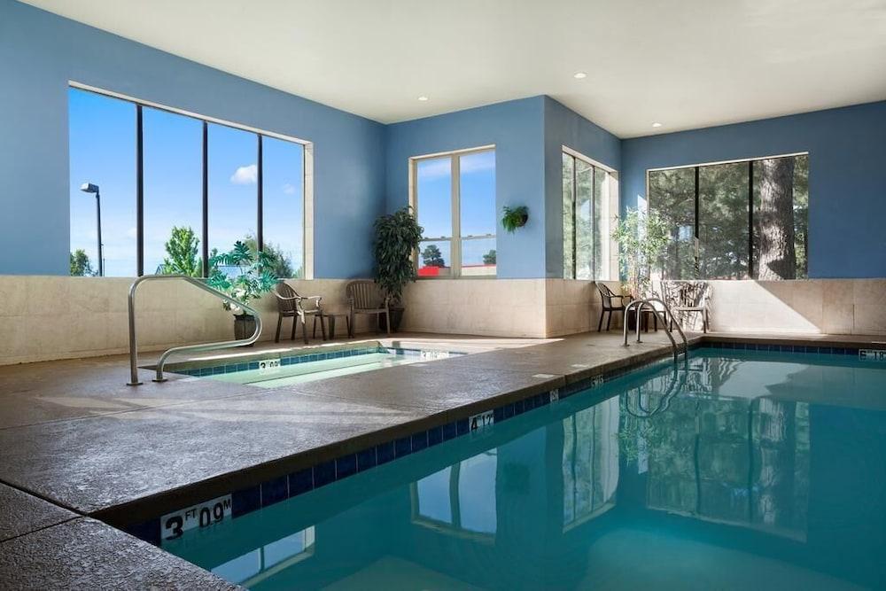 Days Inn & Suites by Wyndham East Flagstaff - Indoor Spa Tub