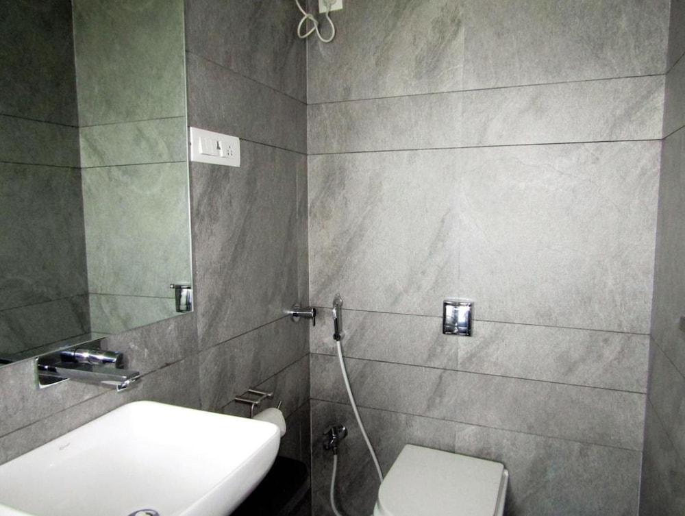 Hotel Swagath - Bathroom