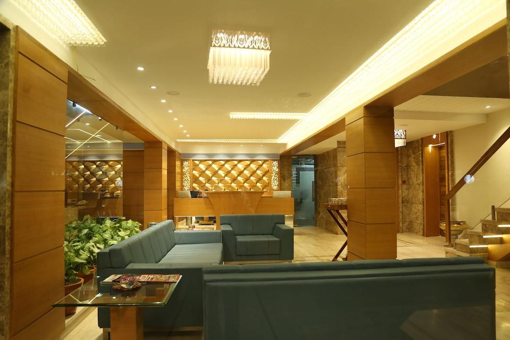 Hotel Surya - Lobby Sitting Area