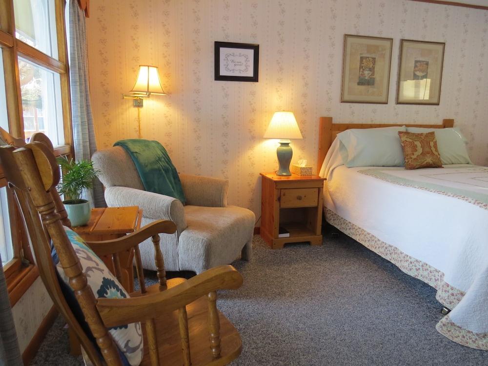The Pines Country Inn - Room
