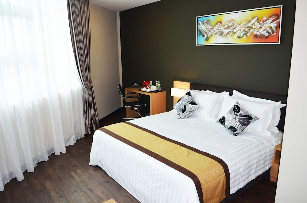 Q Bintang Hotel - Featured Image