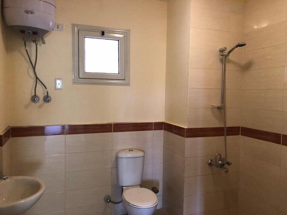 شقة جديد بالغردقة من غرفتي نوم في كومباوند كاماريا - Bathroom