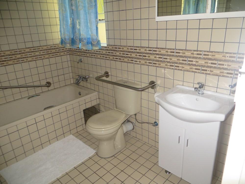 Nyati Lodges - Bathroom