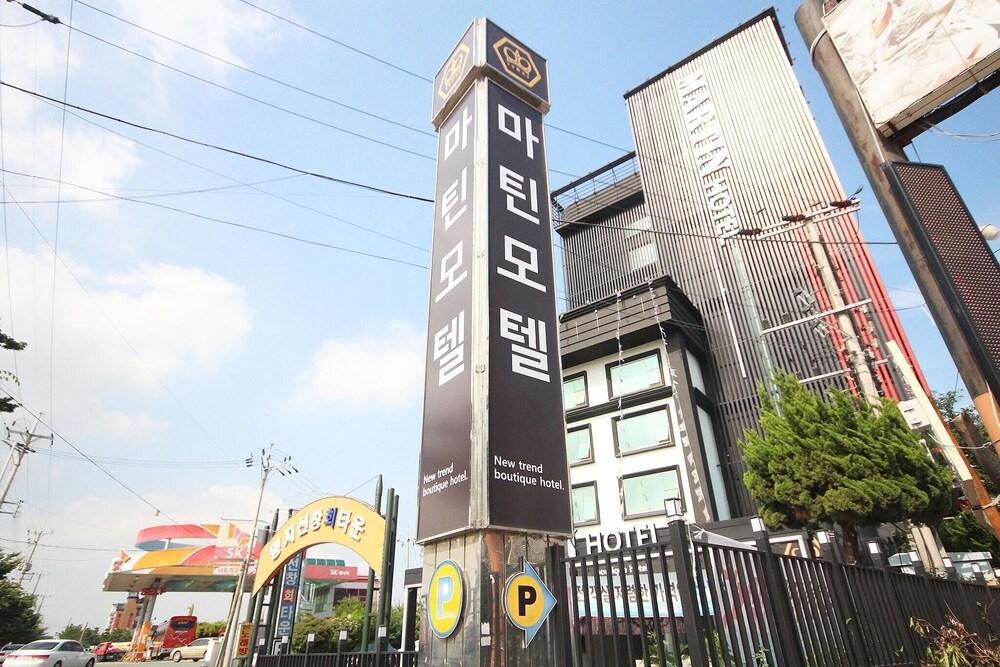 Busan Myeongji Martin - Exterior