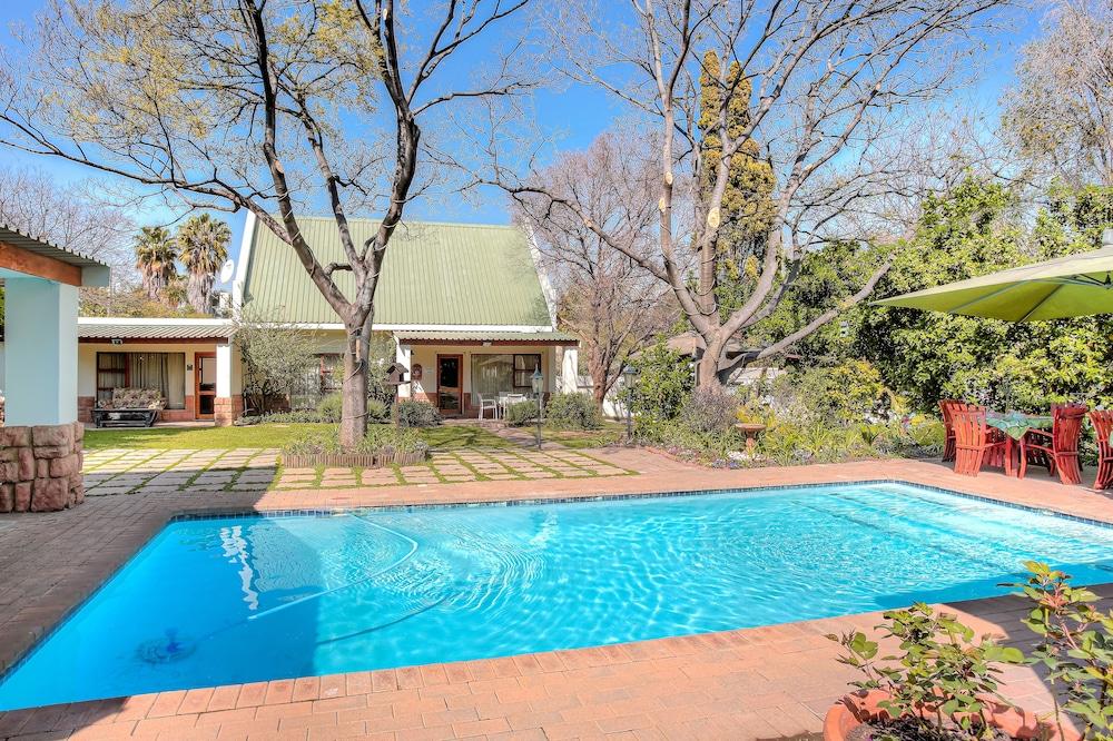 Sunninghill Guest Lodge - Outdoor Pool