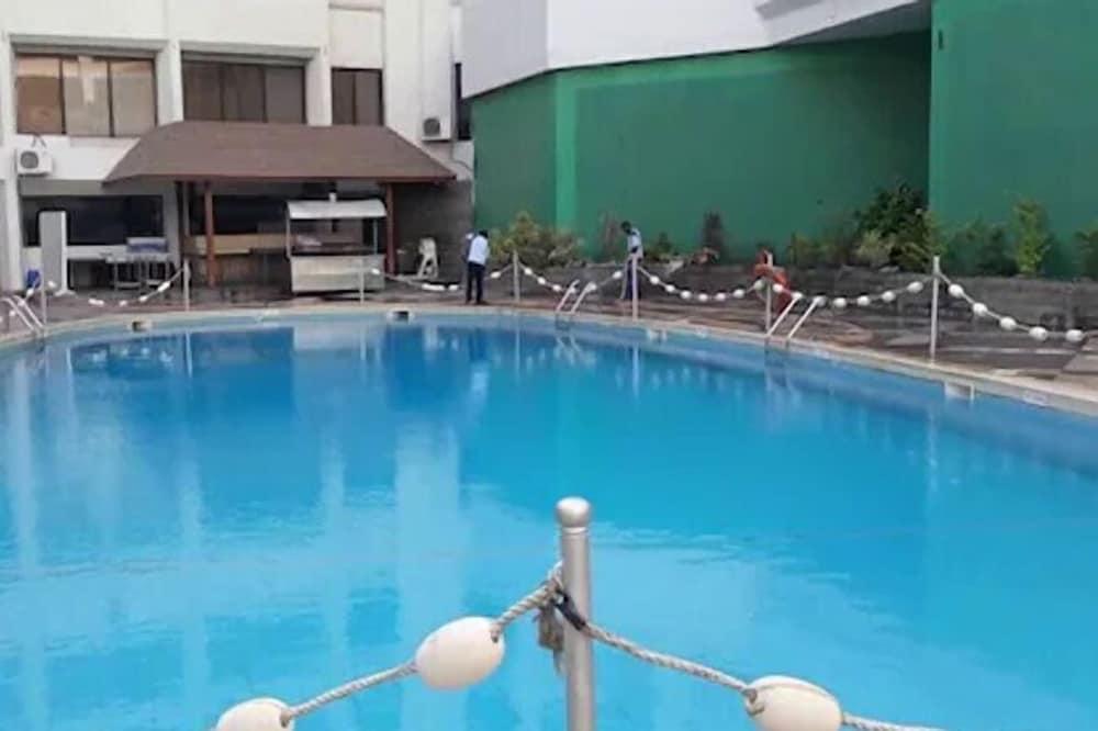 Regent Plaza Hotel & Convention Centre - Pool