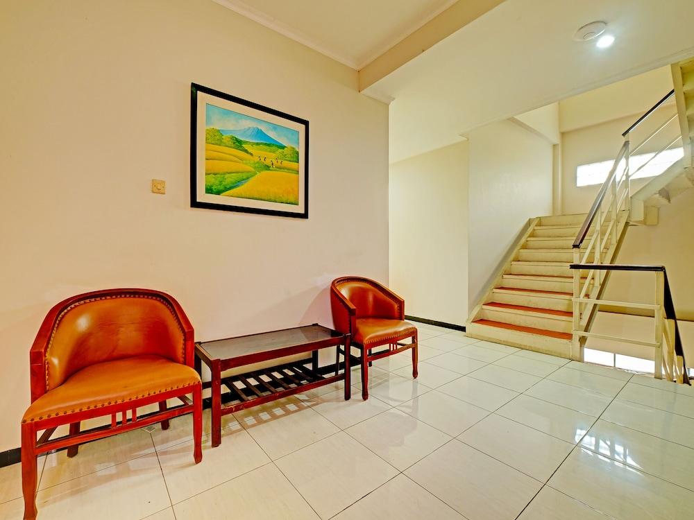 Super OYO 389 Sky Guesthouse - Lobby