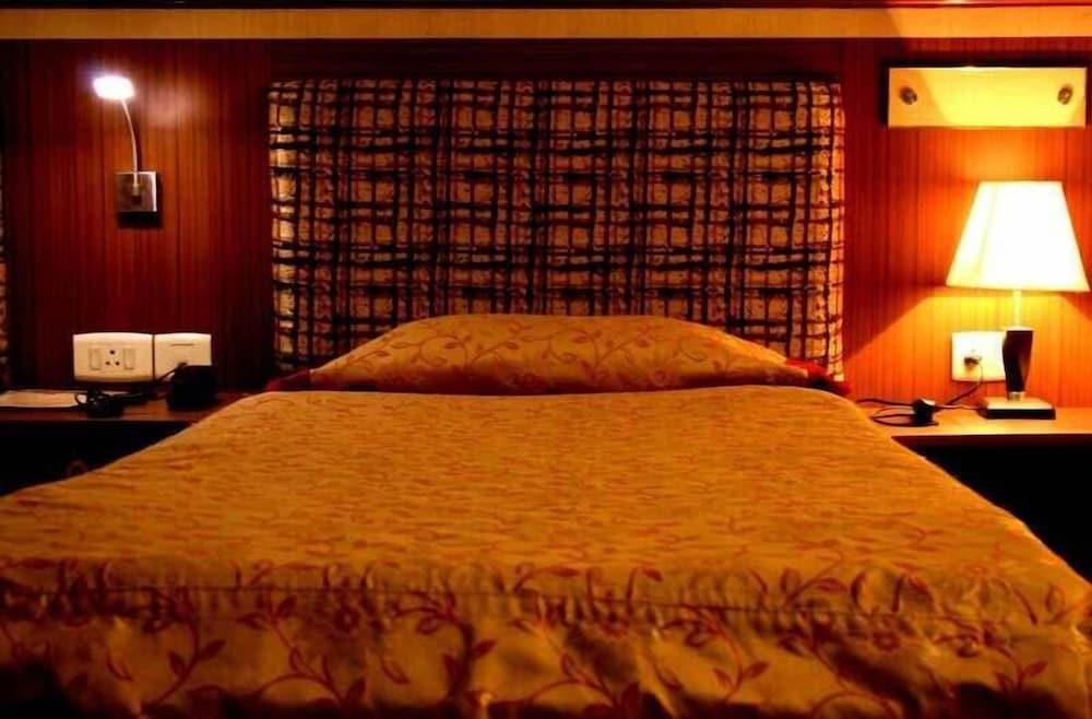 Pallavi International Hotel - Room