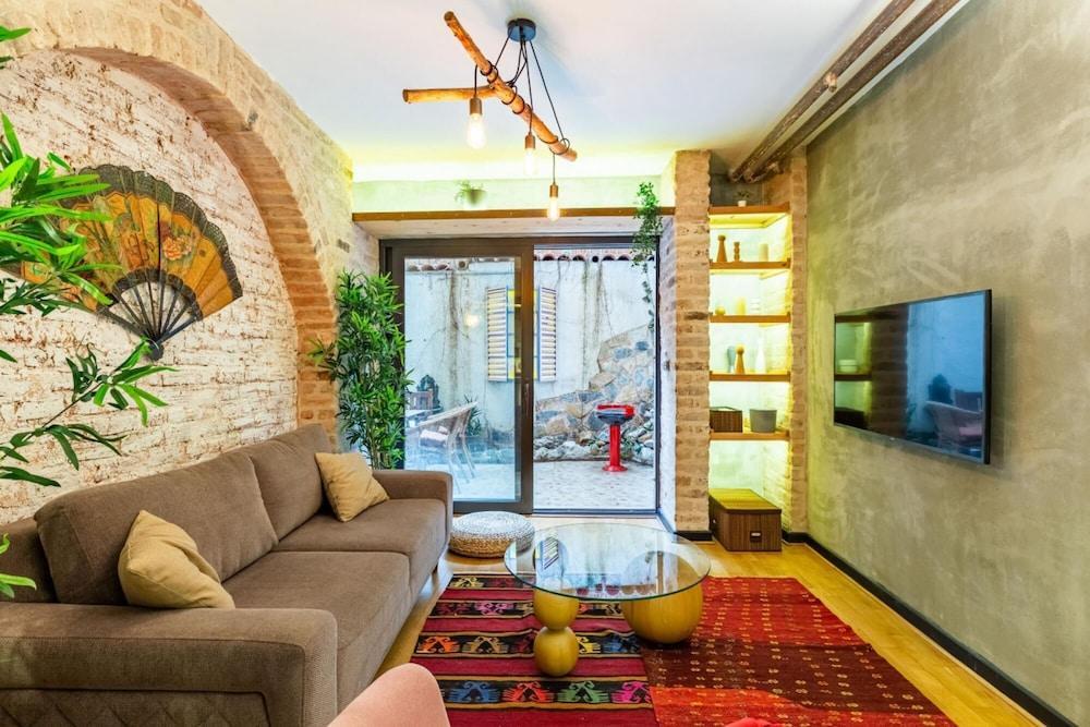 Missafir Apartment With Backyard in Nisantasi - Room