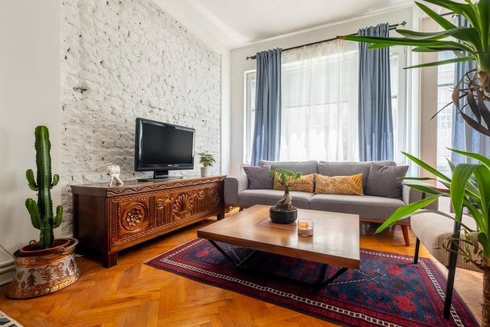Charming Flat With Central Location in Kadikoy - Featured Image