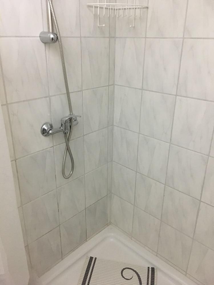 أبارتمنتس هين - Bathroom Shower