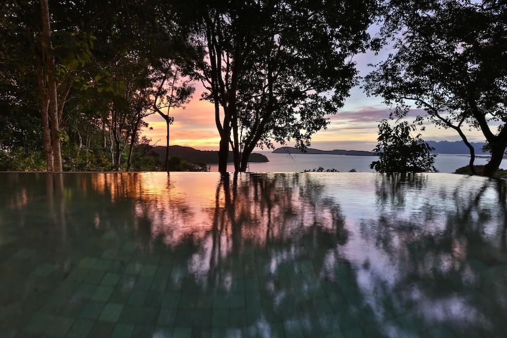 Ambong Pool Villas - Infinity Pool