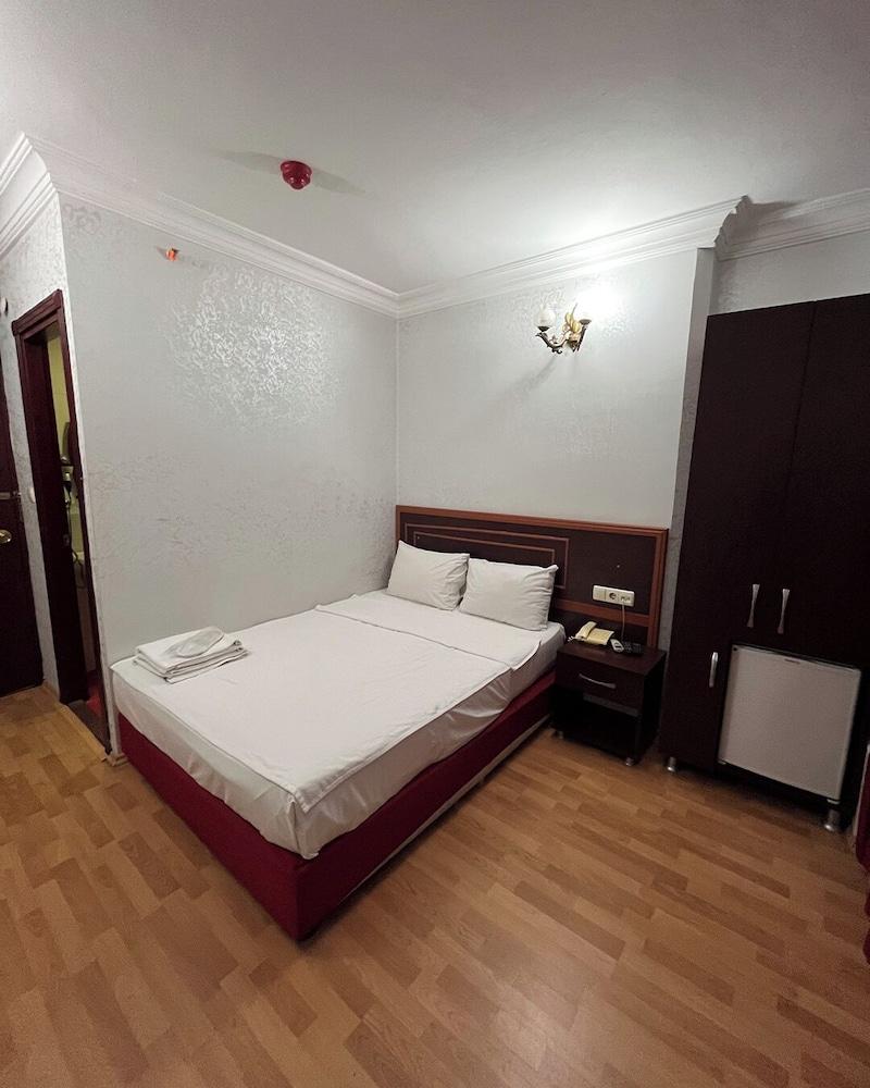 Red White Hotel - Room