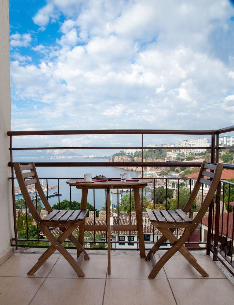 Aheste_simple Sea View Flat in Lovely Old Town - Property Grounds