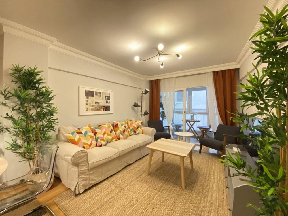 Charming and Central Flat With Balcony in Beyoglu - Featured Image