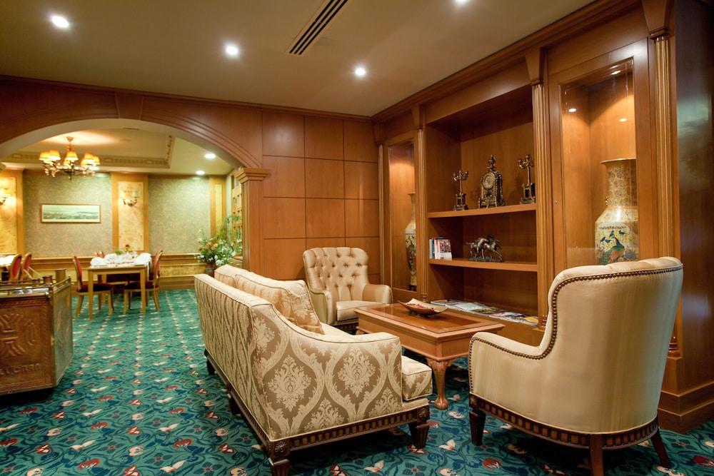Oran Hotel - Lobby Sitting Area