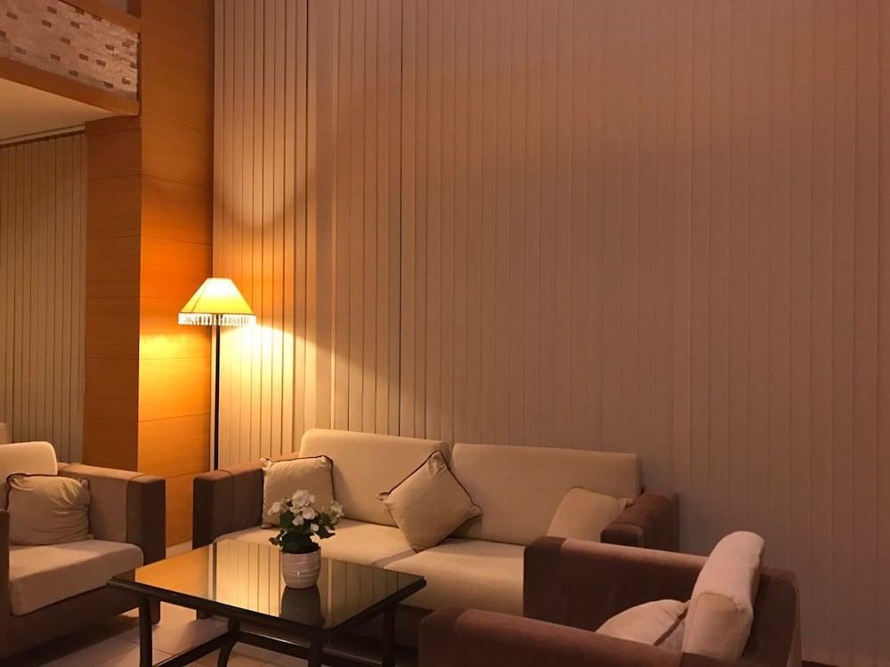 Suite Laguna Hotel - Lobby Sitting Area
