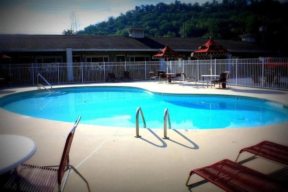 Cherokee Grand Hotel - Pool