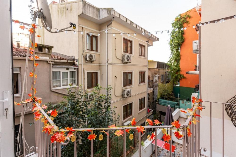 Central and Stylish Flat Near Istiklal Street - Room