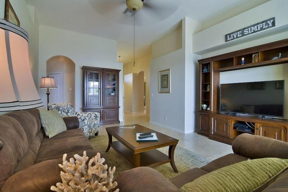 4BR 3BA Home In Calabay Parc - Featured Image