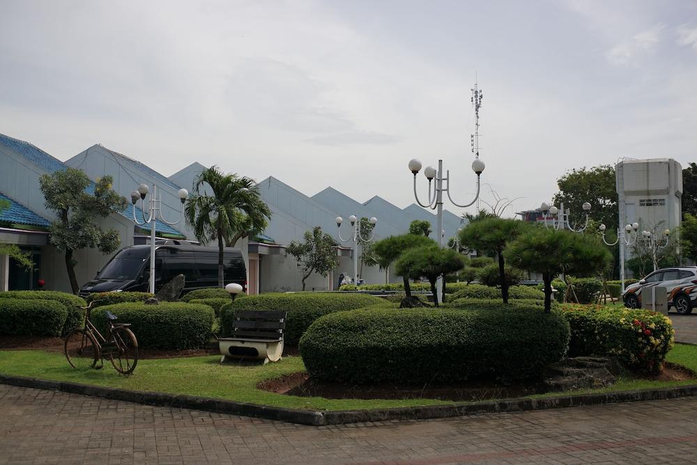 Hotel Bandara Purigarden Semarang - Property Grounds