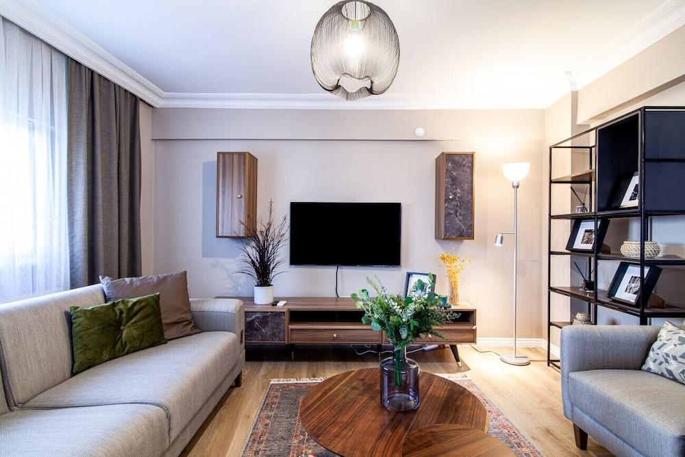 Modern Flat Close to Istiklal Street With Balcony - Room