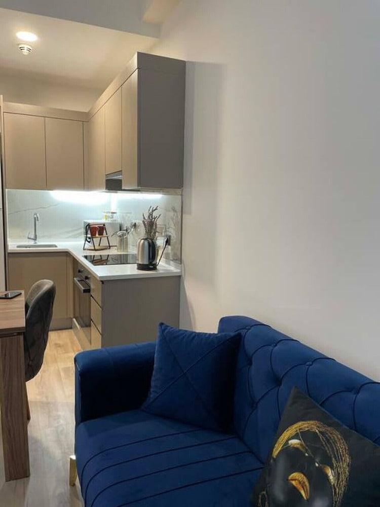 Lovely 1-bedroom Suite Apartment Near Mall of Istanbul - Room