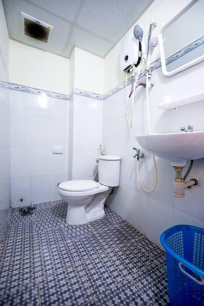 Nha Trang Studio Apartments - Bathroom