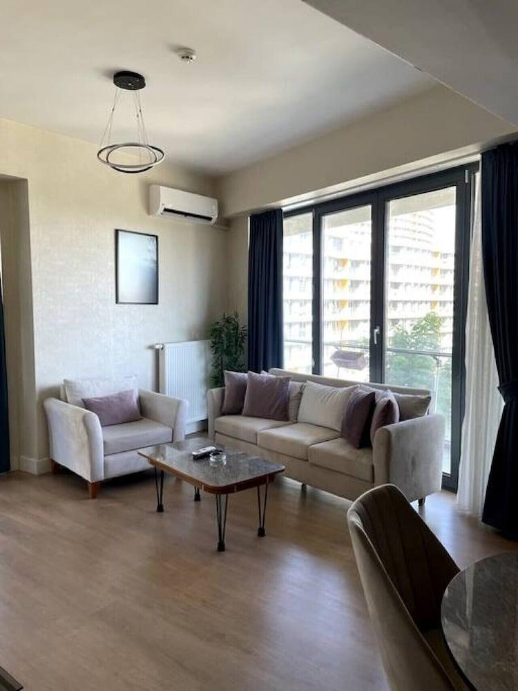 Brand-new 3 1 Apartment w Terrace Near Mall of IST - Room