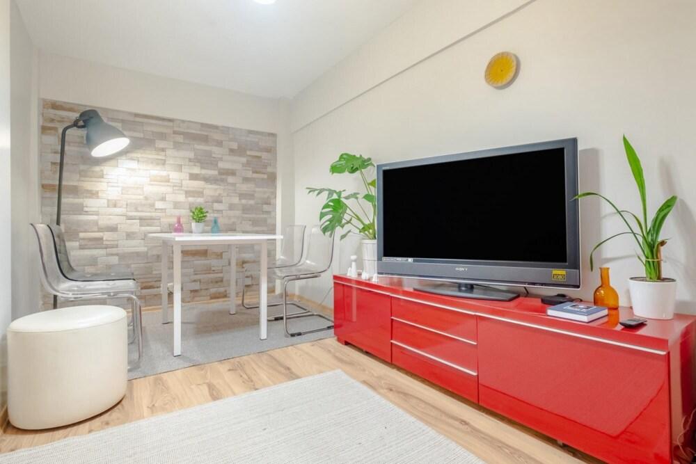 Colorful and Central Flat With Balcony in Kadikoy - Room