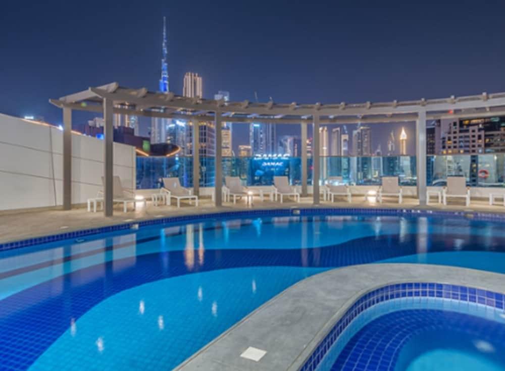 Extravagant 1 BR in the heart of Dubai - Outdoor Pool
