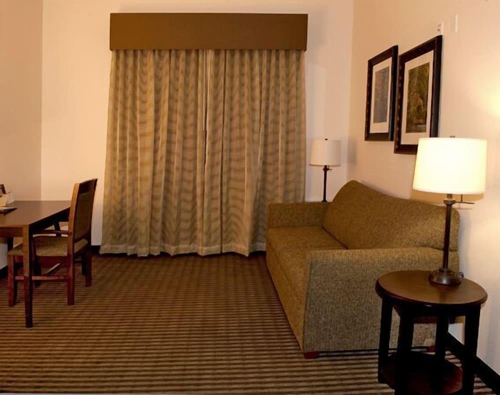 Legacy Inn & Suites - Room
