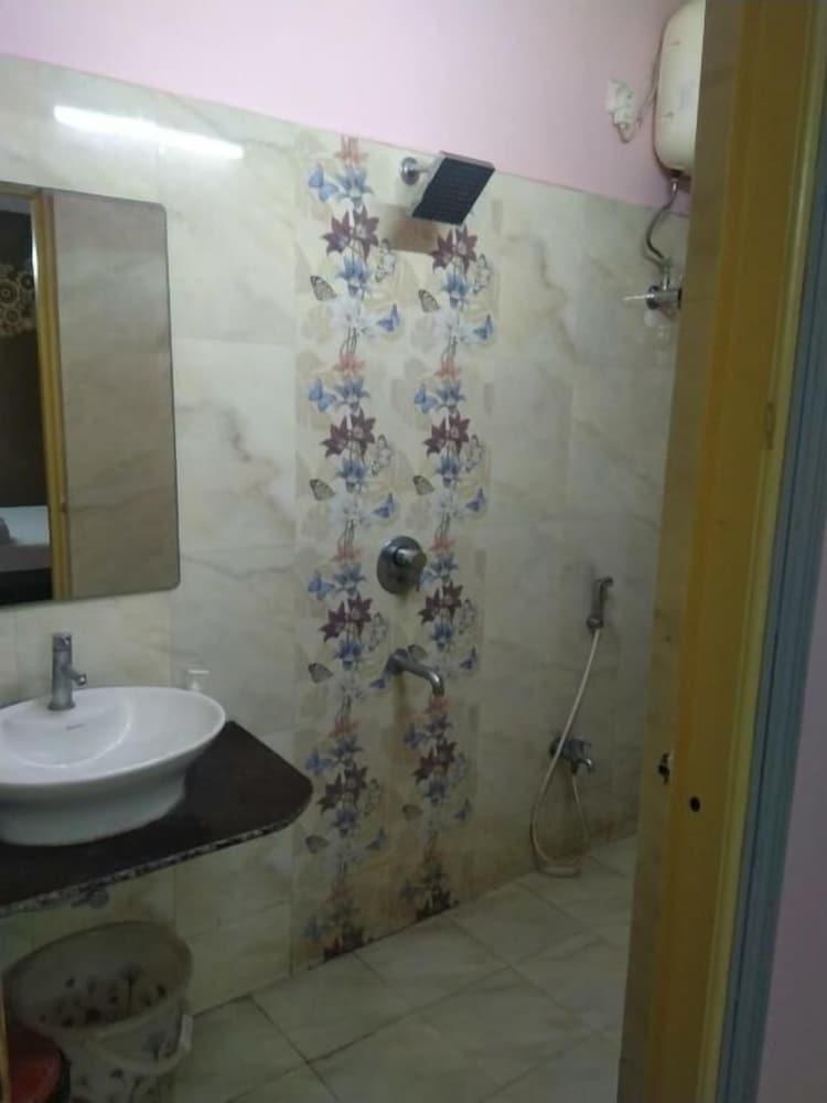Hotel Coco Inn - Bathroom