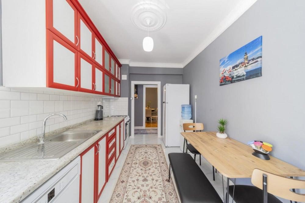 Central Flat Close to the Beach in Muratpasa - Room