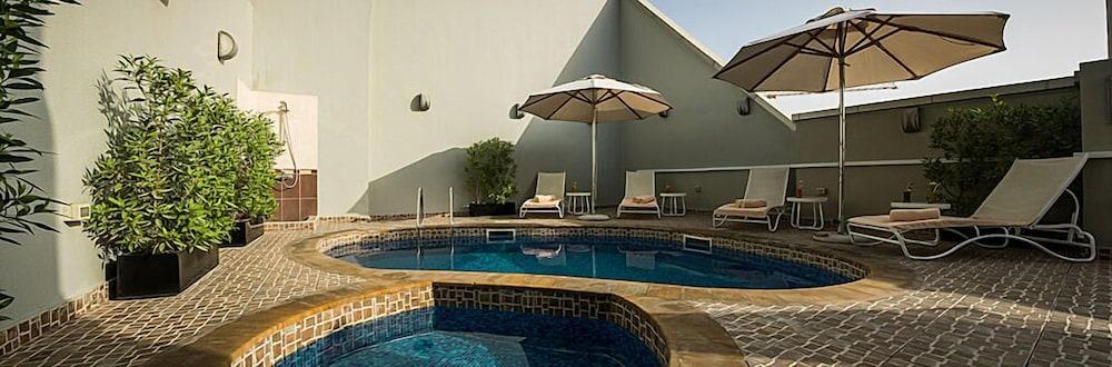 Executive Suites - Rooftop Pool