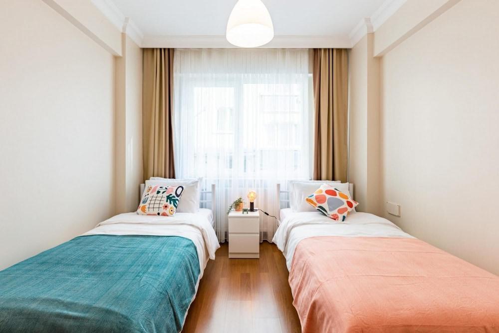 Colorful Flat Near Popular Attractions in Sisli - Room