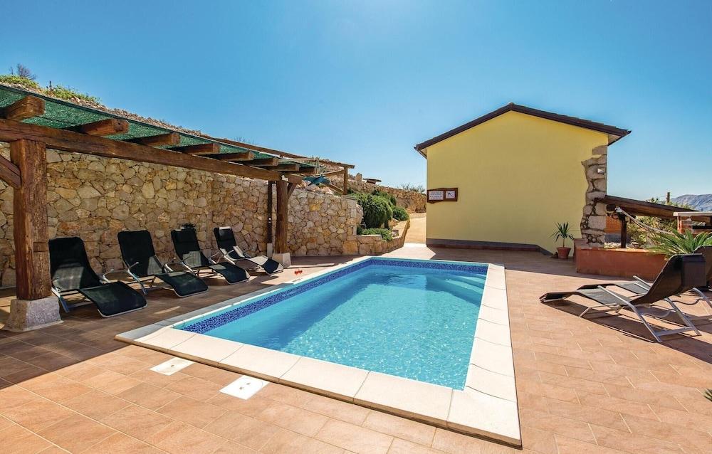 Awesome Home in Novalja With Wifi, Outdoor Swimming Pool and 4 Bedrooms - null