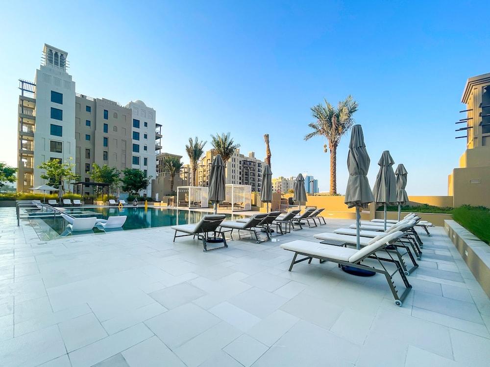 Maison Privee - Exclusive Luxury 3BR Apt with scenic views of Burj Al Arab - Pool