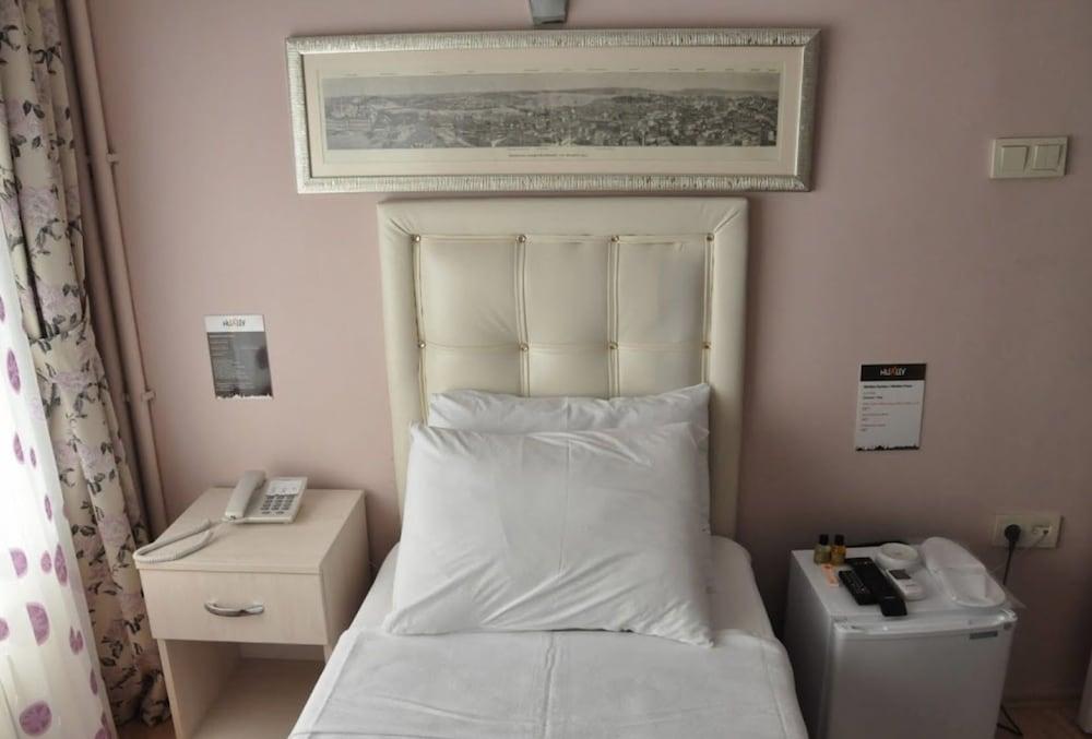 Huxley Hotel and Aparts Old City - Room