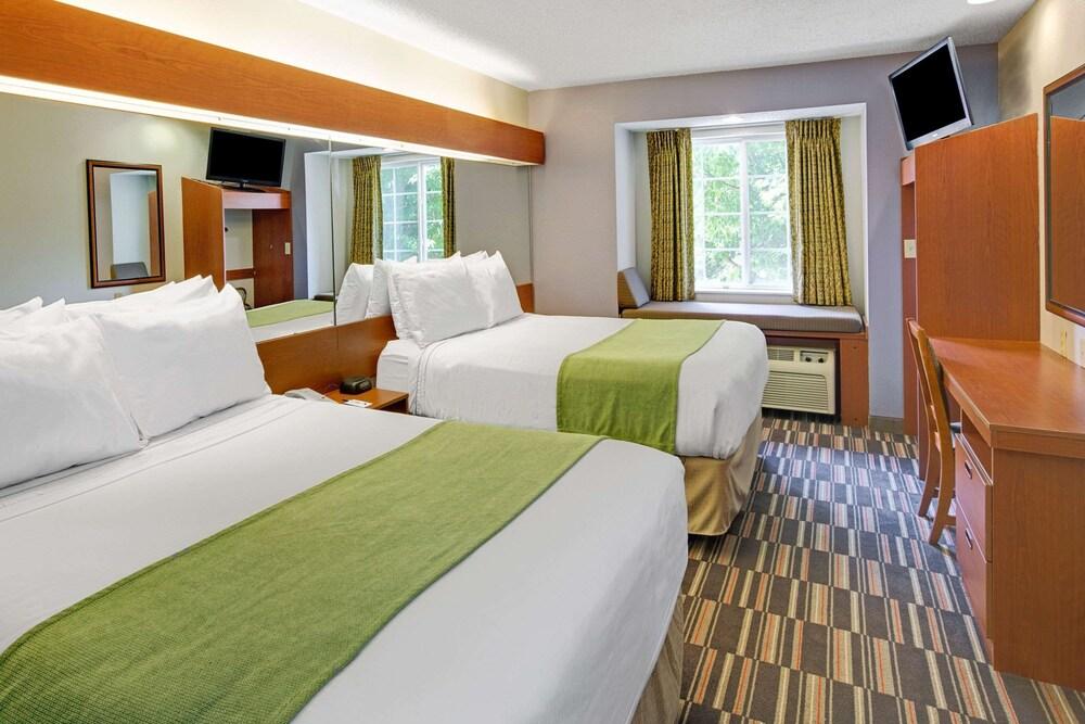 Microtel Inn & Suites by Wyndham Cherokee - Room