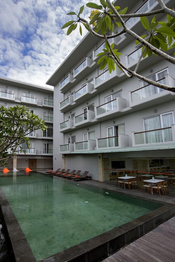 HARRIS Hotel Kuta Galleria - Bali - Outdoor Pool