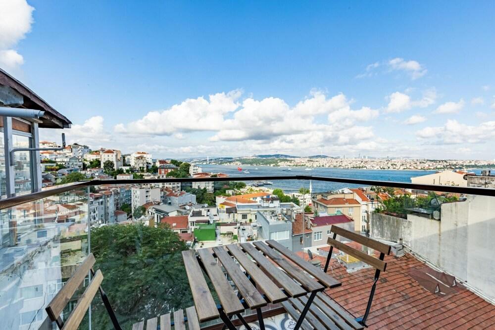 Central Apartment With Bosphorus View in Cihangir - Room